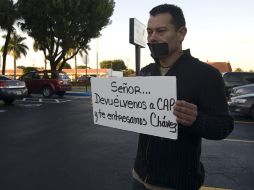 Simpatizante de Carlos Andrés Pérez protesta contra Hugo Chávez en Florida. EFE  /