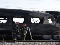 Bomberos combaten las llamas en los vagones de un tren de pasajeros, cerca de Tel Aviv. REUTERS  /