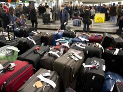 Debido al caos, cientos de pasajeros tuvieron que pasar hasta 11 horas dentro de los aviones sin poder salir. AFP  /