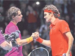 El tenista español Rafael Nadal saludando a Roger Federer. ARCHIVO  /