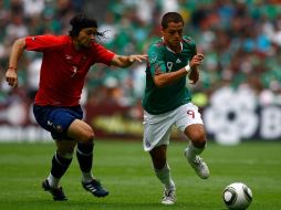 Waldo Ponce peleando por el balón ante Javier Hernández en el Mundial de Sudáfrica 2010. MEXSPORT  /