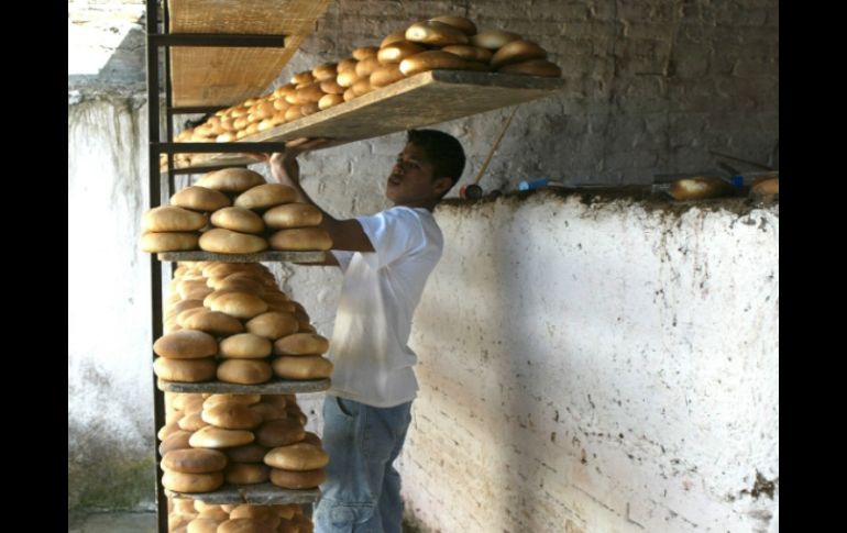 El pan se sumaría a los productos que sufren incremento de precios en los primeros meses de 2011. ARCHIVO  /