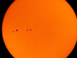 La imagen fue recibida del Observatorio Solar y Heliosférico (SOHO) muestra el Sol con grandes manchas solares. AFP  /