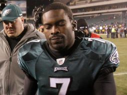 Michale Vick salió renqueando del terreno de juego en el partido contra Vikingos. REUTERS  /