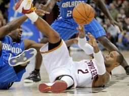 Mo Williams es derribado por Gilbert Arenas, en el partido contra Orlando Magic, el marte 28 de diciembre. AP  /