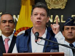 El mandatario colombia, Juan Manuel Santos, señala que ''Cuchillo'' murió con el cuchillo que degollaba a sus víctimas. AFP  /