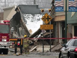 Bomberos y rescatistas limpian los restos de una finca tras una explosión en Detroit. AP  /