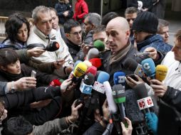 El presidente de la AFE, Luis Manuel Rubiales atiende a los medios tras conocer los días en que se disputará la liga española. EFE  /