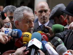 El abogado Abdón Pedrajas atiende a los periodistas a la salida de la sala de lo Social de la Audiencia Nacional. EFE  /