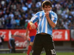 Lionel Messi besando su playera de la Selección Argentina. MEXSPORT  /