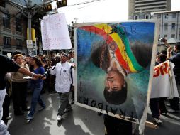 A Morales así como lo hemos subido, igual le vamos a bajar, dijo Patricia Coyo una de las protestantes. AFP  /
