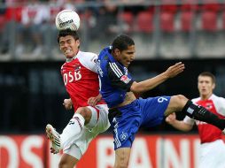 El central mexicano (izq.) disputa una pelota por aire, una de las cualidades que más gusta de él. MEXSPORT  /