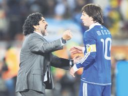 Maradona (izq.) celebra con Lionel Messi, tras la victoria sobre Grecia en el Mundial. GETTY IMAGES SPORT  /