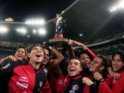 Elementos rojinegros levantan el trofeo de campeones del cuadrangular. E. PACHECO  /