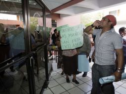 Pobladores de una veintena de municipios de Oaxaca amenazan con impedir el relevo de ediles el próximo primero de enero. NTX  /