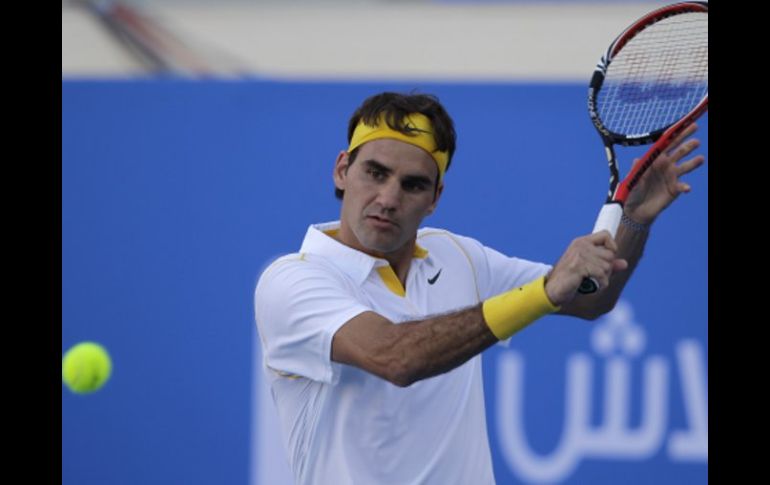 El tenista suizo Roger Federer espera rival para la final del torneo de exhibición en Abu Dhabi. AP  /