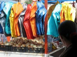 Afirman que las bolsas de plástico son las causantes de grandes problemas ambientalales debido a sus sustancias contaminantes. ESPECIAL  /