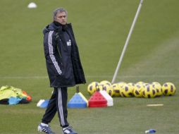 El técnico del Real Madrid, José Mourinho observando un entrenamiento de su equipo. EFE  /