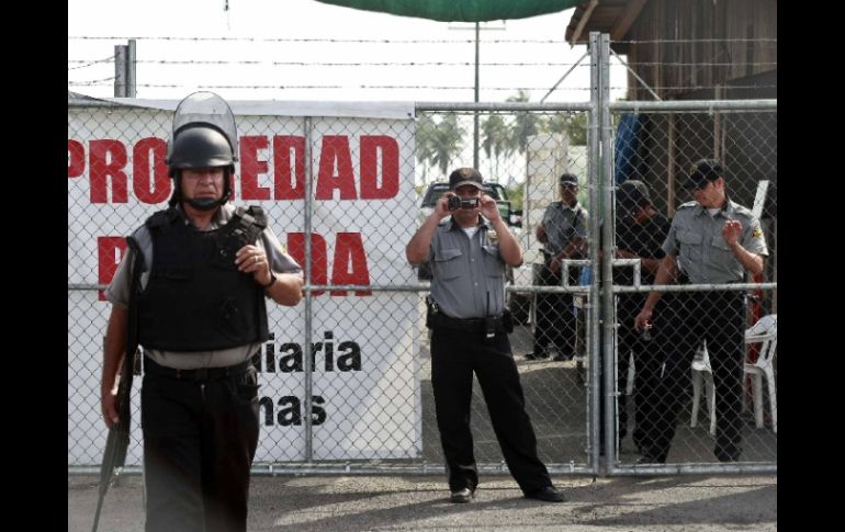Agentes de seguridad estatales mantienen cerrado el acceso a la playa de Tenacatita. E PACHECO  /