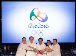 Autoridades del Comité Organizador de Río 2016 y Jacques Rogge, presidente del COI, hoy, en Copacabana. EFE  /
