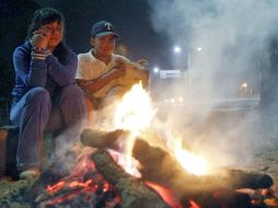 A pesar de los exhortos a no encender fogatas, muchas personas mantienen la costumbre de las fiestas decembrinas. E PACHECO  /
