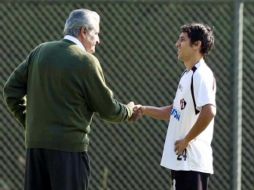El jugador brasileño Flavio dos Santos conversa con Lebrija en un entrenamiento. E. PACHECO  /