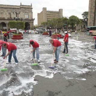 Guadalajara inicia 2011 con operativo 'Feliz Año Limpio'
