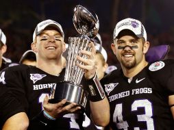 El mariscal de campo de TCU, Andy Dalton, sostiene el trofeo obtenido hoy frente a Wisconsin, en el Tazón de las Rosas. REUTERS  /