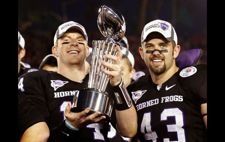 El mariscal de campo de TCU, Andy Dalton, sostiene el trofeo obtenido hoy frente a Wisconsin, en el Tazón de las Rosas. REUTERS  /