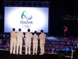 Autoridades brasileñas y del Comité Organizador de Río 2016 contemplan el momento en que presentan el logotipo. AP  /