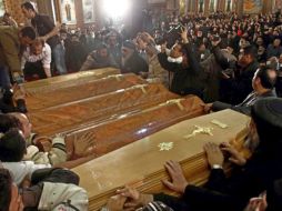 Funeral de algunas de las  víctimas de la explosión de un coche bomba frente a una iglesia cristiana de Alejandría. EFE  /