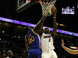 Lebron James encesta, ante el salto del jugador de Golden State, Ekpe Udoh. AFP  /