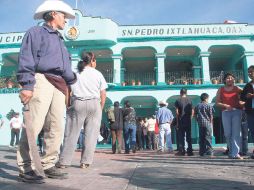 Aspecto de la tensión que se vivió en la toma de posesión del alcalde en San Pedro Ixtlahuaca, en Oaxaca. NTX  /