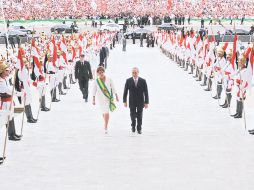 Dilma Rousseff junto al vicepresidente, Michel Temer, rumbo al Palacio de Planalto, al asumir como la primera presidenta de Brasil. AFP  /