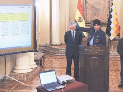 Evo Morales durante el mensaje de anulación del decreto que subió el precio de los principales combustibles. EFE  /