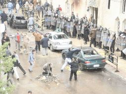 Coptos protestan frente a la Iglesia de Los Santos, del barrio alejandrino de Sidi Bishr, en Alejandría. EFE  /