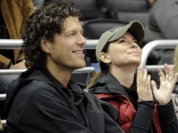 La cantante confirmó en 2009 su relación con el empresario Thiebaud. AP  /