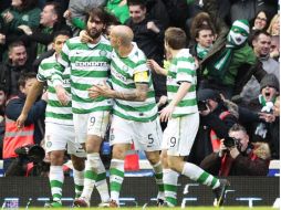 Los jugadores del Celtic festejan los goles de Samaras con los que consiguieron la victoria. REUTERS  /
