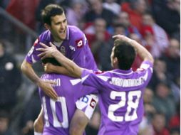 Los jugadores del Deportivo La Coruña festejan con Adrían López su segundo gol. EFE  /