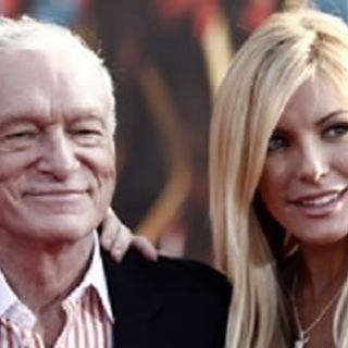 Hugh Hefner demuestra su amor con un anillo