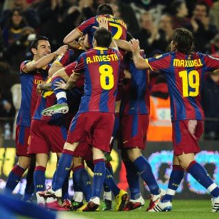 Barcelona triunfa y se mantiene en la cima