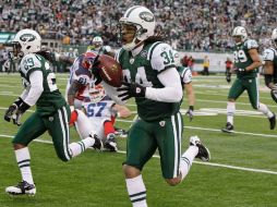 Marquice Cole, de los Jets, corre para anotar después de una intercepción, en el partido de esta tarde. AP  /