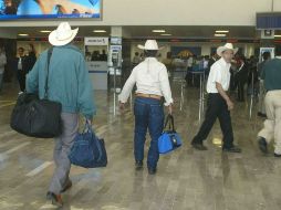 Paisanos ingresaron a México en la temporada de fin de año alrededor de tres mil millones de dólares en efectivo y regalos. ARCHIVO  /