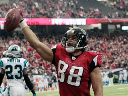 Tony González, de Atlanta, celebra con la afición la anotación marcada en la primera parte del partido contra Carolina. AP  /