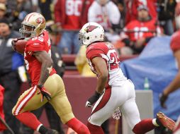 Vernon Davis corre 59 yardas para anotar un touchdown, en la victoria de 49ers en San Francisco. AP  /
