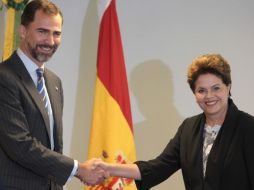 El príncipe de Asturias, Felipe de Borbón, saluda a la presidenta brasileña, Dilma Rousseff, durante una reunión en Brasilia. AP  /