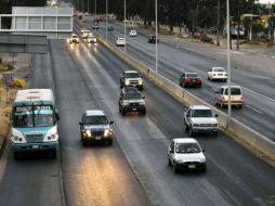 En el Periférico, la SVyT instala este mes las cámaras que tomarán las fotos de los vehículos que excedan la velocidad. E. PACHECO  /