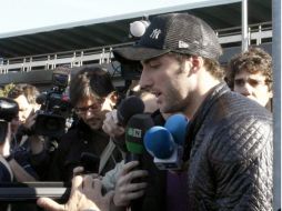 El delantero argentino del Real Madrid, Gonzalo Higuaín, atiende a los medios de comunicación a su llegada a Madrid. EFE  /