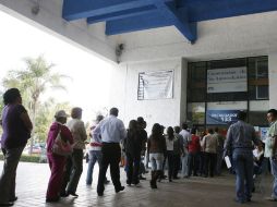 Los contribuyentes abarrotaron esta mañana las recaudadoras. M. FREYRIA  /
