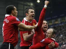 Los jugadores del ManU festejando el gol que les dio su primer victoria del 2011. REUTERS  /